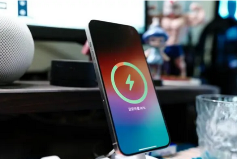 椰林镇苹果15换屏服务分享用什么充电器给iPhone15充电更好 